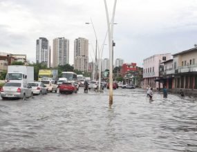 Fortes chuvas e falta de obras de drenagem causam novos alagamentos em Belém.