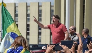 Bolsonaro fura quarentena e faz discurso em manifestação que pede até a volta do AI-5.