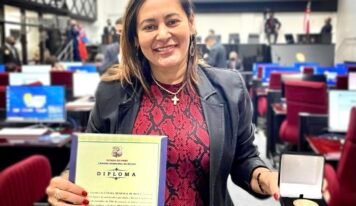 Deputada Dilvanda Faro recebe condecoração da Câmara Municipal de Belém.